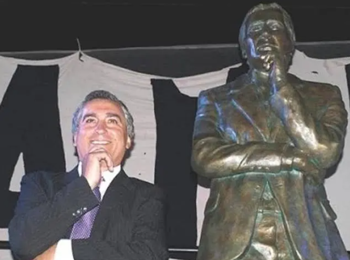 NahuZarza's tweet photo. Dicen que para olvidarte
tengo que viajar a Marte
Hacer trescientos años de terapia
Y decidir, dejar que pase el mes de Abril
Juntar todas las hojas del otoño https://t.co/lrFixKBtGZ
