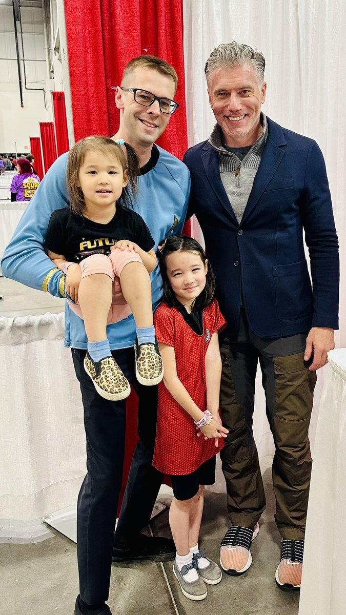 VoteHansen's tweet photo. @firstwefeast @seanseaevans I was chatting with @ansonmount at @MotCityComicCon today and he mentioned he hadn’t been asked yet to come on #Hotones. Seems like he’d tackle the wins of death. Already told him to watch out for #dabomb. In his words, “Hit it.” #makeitso @StarTrek 🖖🏻 https://t.co/hxLaGOcIpD