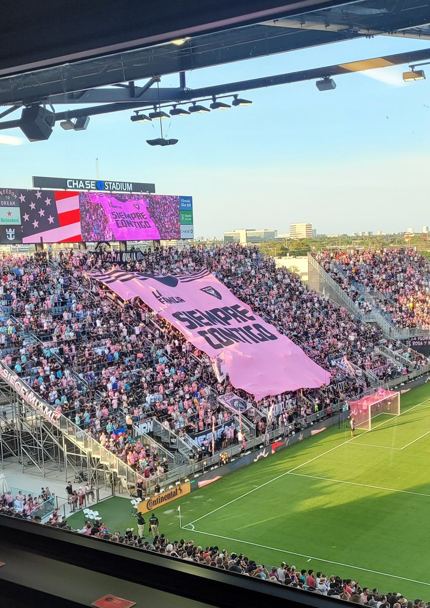 aaw_1998's tweet photo. TIFO from La Famailia for Rivalry Week: 

"Siempre Contigo"

#InterMiamiCF #MLS https://t.co/SCLRAKy0Ia