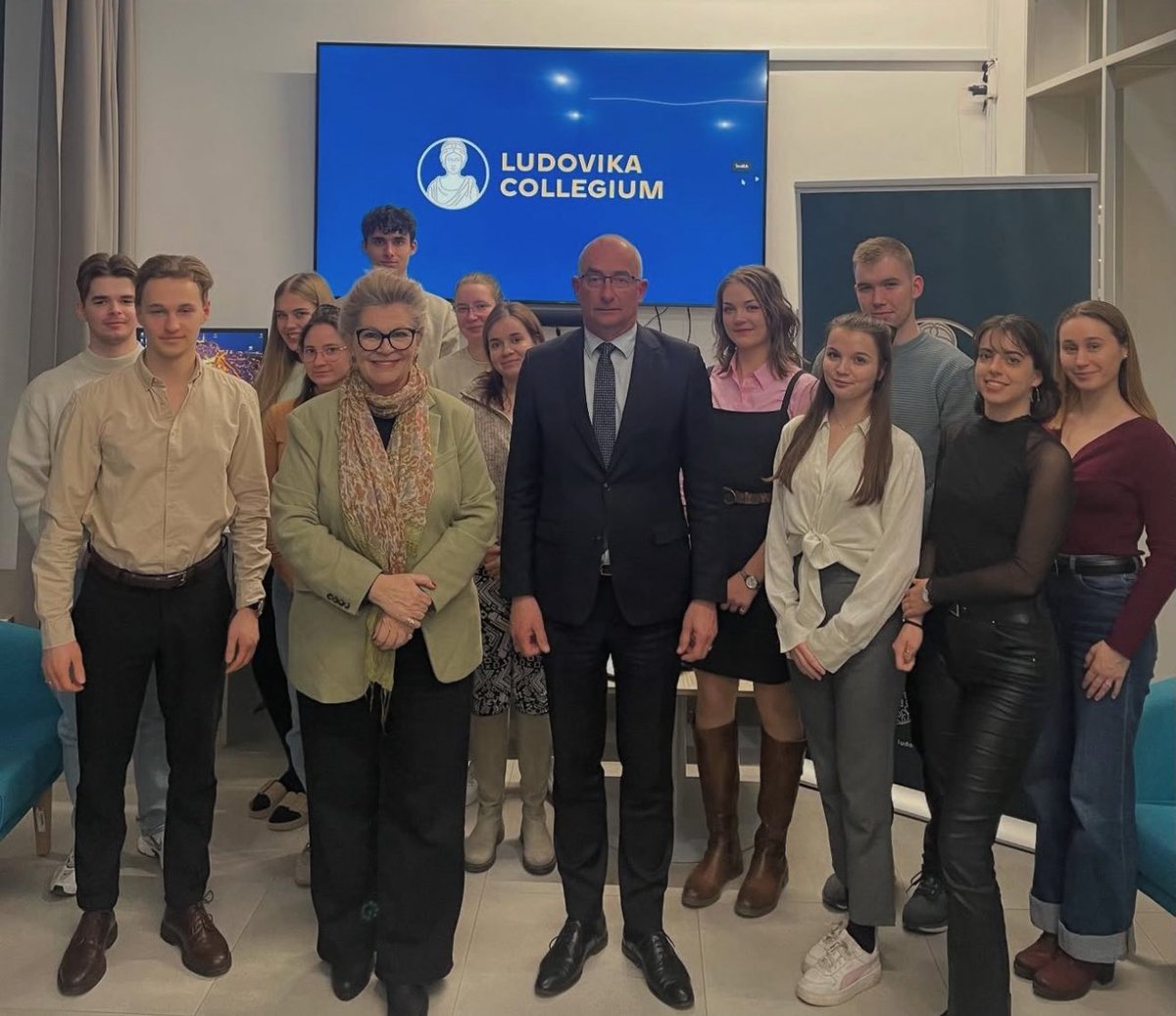 United Nations Association of Hungary (@unahungary) on Twitter photo The #UN80 course, led by Amb. Katalin Bogyay ( <a href="/KatalinBogyay/">Ambassador Bogyay</a> ) and organized by <a href="/uni_nke/">Ludovika - University of Public Service</a> & @ludovikacollegium, has kicked off! 🇺🇳
Marking the UN’s 80th anniversary, it explores achievements, challenges with top experts & diplomats. <a href="/unahungary/">United Nations Association of Hungary</a> The #UN80 course, led by Amb. Katalin Bogyay ( <a href="/KatalinBogyay/">Ambassador Bogyay</a> ) and organized by <a href="/uni_nke/">Ludovika - University of Public Service</a> & @ludovikacollegium, has kicked off! 🇺🇳
Marking the UN’s 80th anniversary, it explores achievements, challenges with top experts & diplomats. <a href="/unahungary/">United Nations Association of Hungary</a>