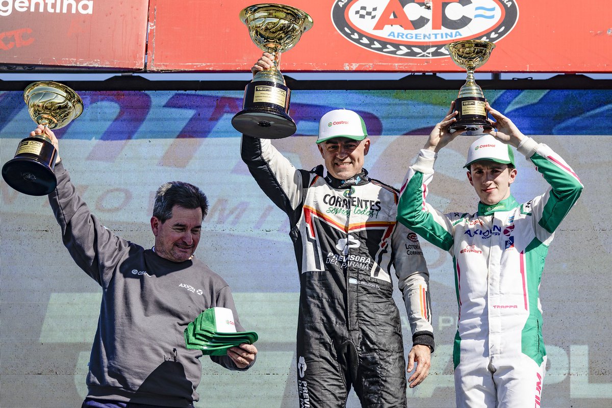 Repitieron el podio

<a href="/HKrujoski/">Humberto Krujoski</a> , <a href="/AgustinCanapino/">Agustín Canapino 🇦🇷</a>  y <a href="/CamiloTrappa/">Camilo Trappa</a>  terminaron en el podio de la segunda carrera disputada por el #TurismoCarretera2000 en #LaPlata, repitieron las posiciones de la primera sumando puntos importantes al campeonato
👇
facebook.com/asoccrenaultar…
👀