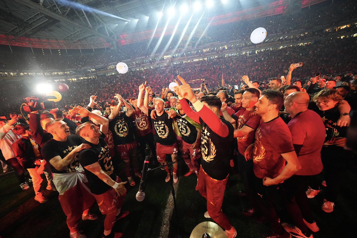 🌃 İyi geceler büyük #Galatasaray ailesi! 💛🏆❤️