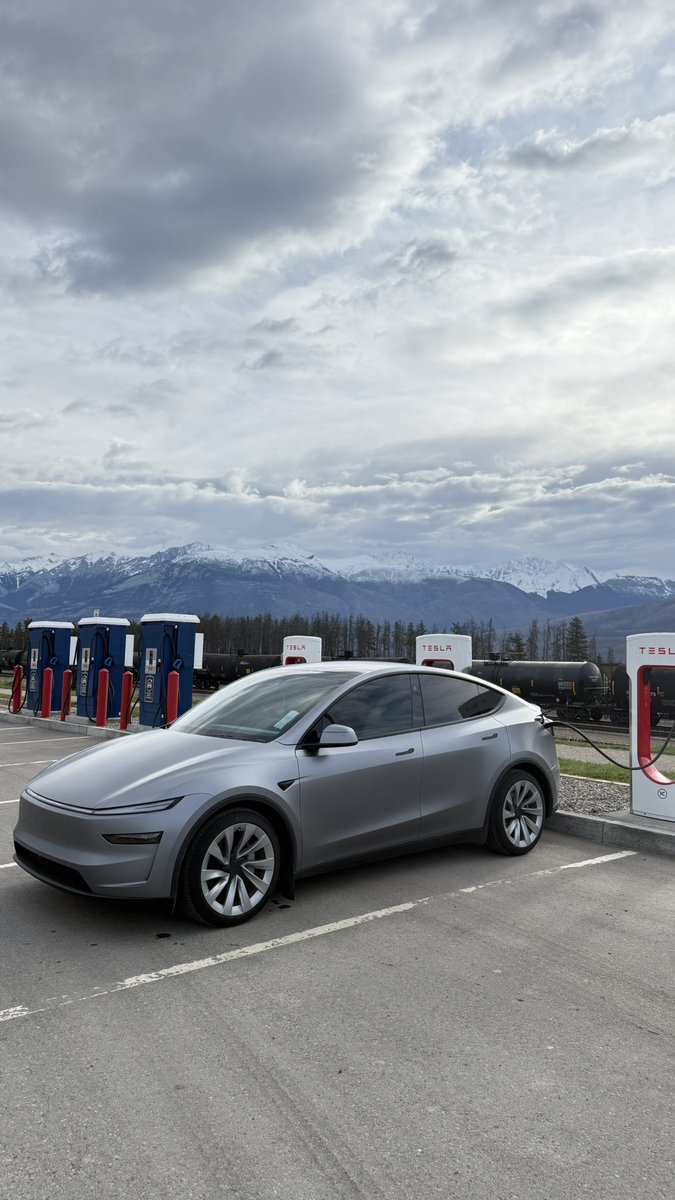 Drive_Protected's tweet image. 12 days, 4 states, 4 provinces, 3,700+ miles (5,968km) driven and countless memories made. Besides the atrocious charging and FSD having issues today, the new Model Y was a great vehicle to take on this road trip.
Time to charge it and then wash it!