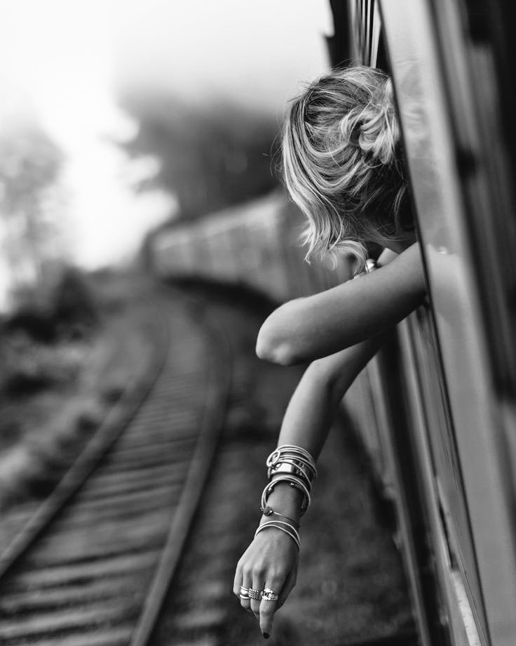 __

Bedenim  burada ama,

Ruhum o trene binip gitti!

__