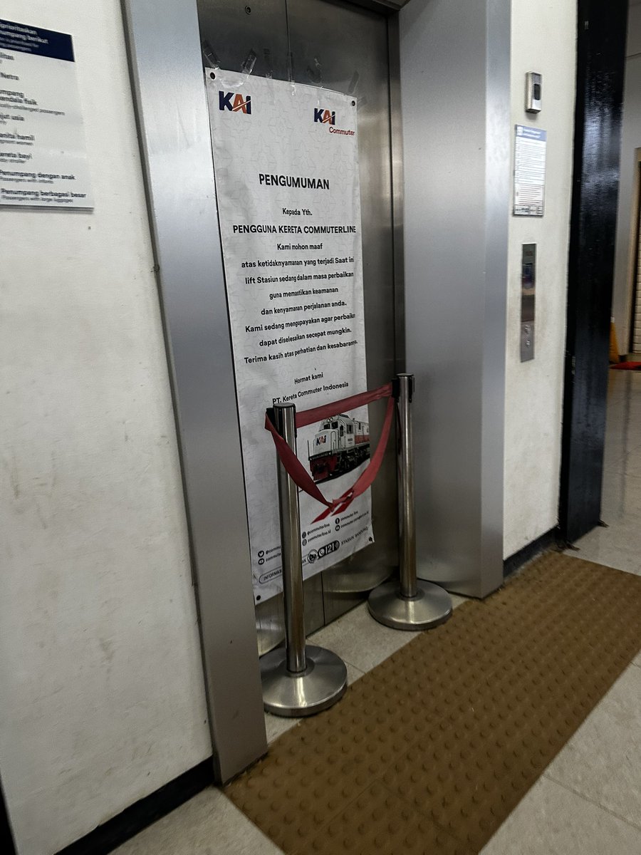 MIAAAW_____'s tweet photo. Halo Min! @CommuterLine 
Mau lapor kalo Lift Stasiun Cimekar (Bandung) sudah tidak berfungsi selama 3 bulan, sepertinya jalur jembatannya pun gak friendly buat lansia dan bumil. Sempat lapor via DM ig per tgl 4 May masih belum ada pergerakan nih. Tolong dibantu segera ya min https://t.co/IO9A3GsrrB