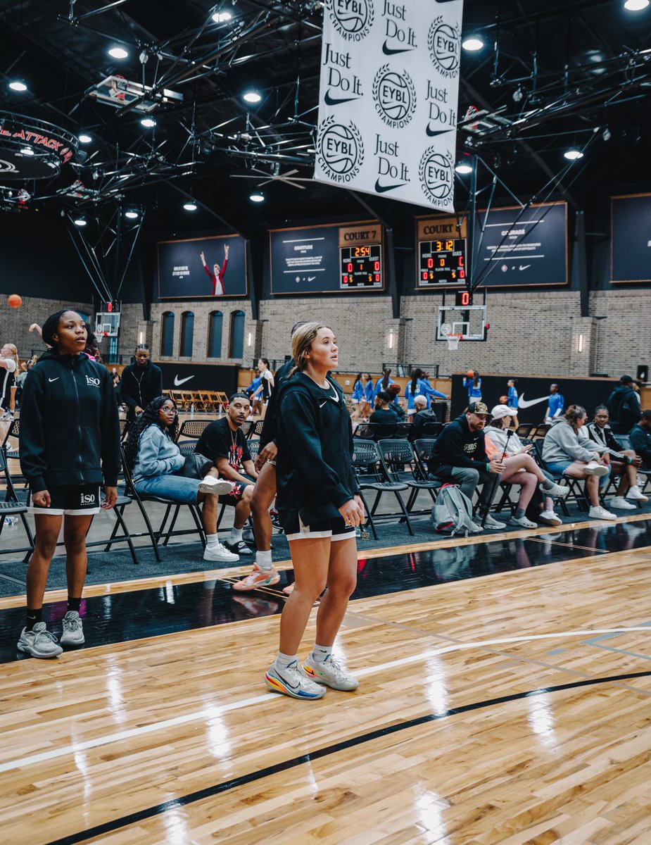 Addie Ryan 🆚 Wolverinas
9 pts | 6 REB | 3 STL

Set the tone on defense. Brought toughness to both ends.

#JustUs | #DevelopmentOverEverything