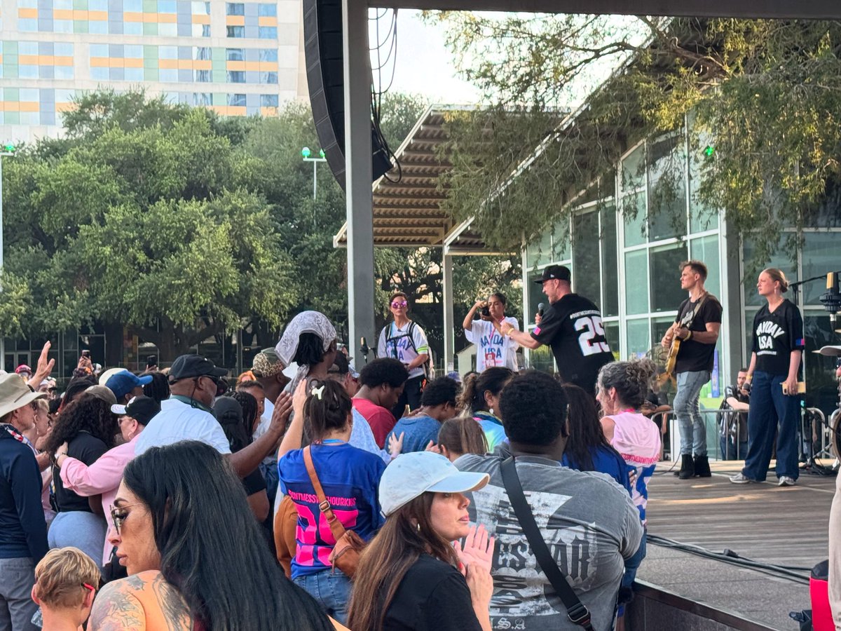 bunnipounds's tweet photo. . @revivalistross bringing the gospel to the streets of Houston, Texas and at least 50 coming to Jesus for the first time. #maydaytour https://t.co/YHuZrncSJO