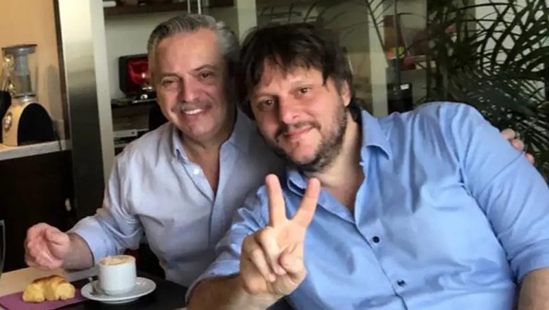 Esta no es una foto de tiempos inmemoriales, es una postal de uno de los peores gobiernos de nuestra historia que terminó hace apenas un año y medio.
Hay una importante porción de este pueblo que tiene la memoria de un pescado con retraso mental.