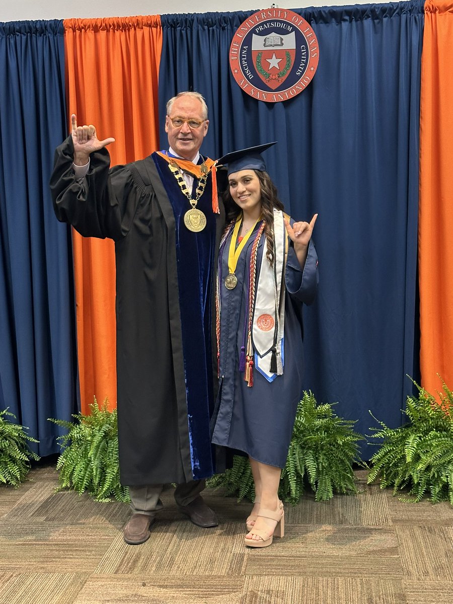 PresidentEighmy's tweet photo. #BirdsUp for our #Spring25 @UTSA President’s Student Advisory Council and President’s Office Student Employee grads! You make us so proud! https://t.co/f9tYpncFWE