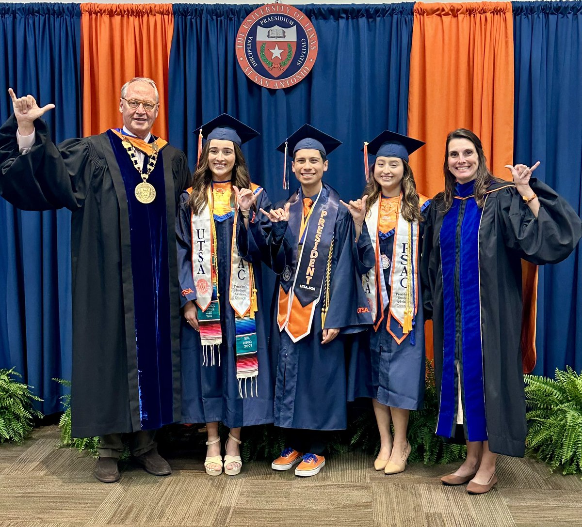 PresidentEighmy's tweet photo. #BirdsUp for our #Spring25 @UTSA President’s Student Advisory Council and President’s Office Student Employee grads! You make us so proud! https://t.co/f9tYpncFWE