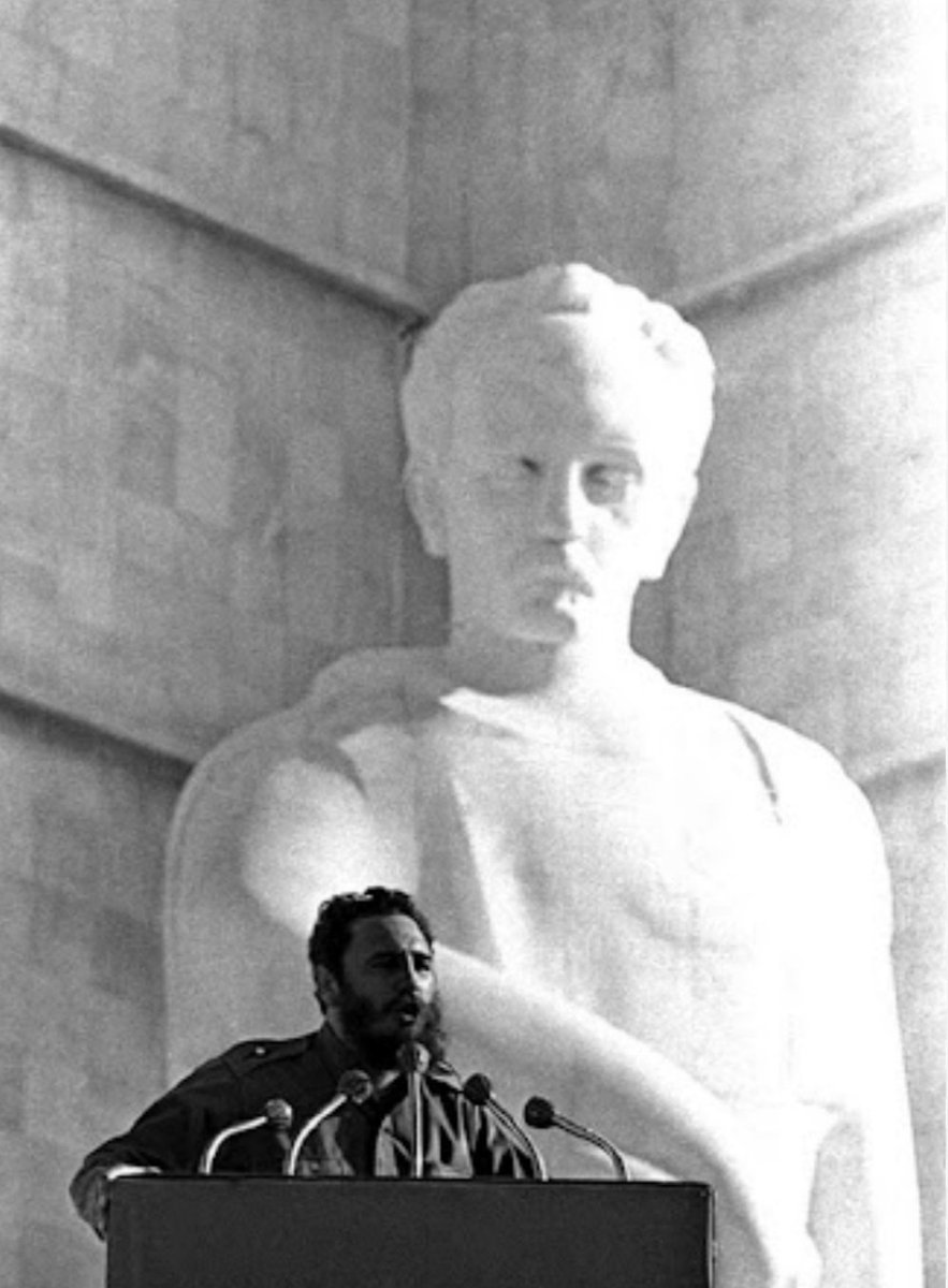 "La muerte no es verdad cuando se ha hecho bien la obra de la vida" y José Martí vivirá eternamente en el alma de los cubanos que amamos y defendemos la plena independencia que nos dió Fidel, el más ferviente martiano.
#CubaViveEnSuHistoria