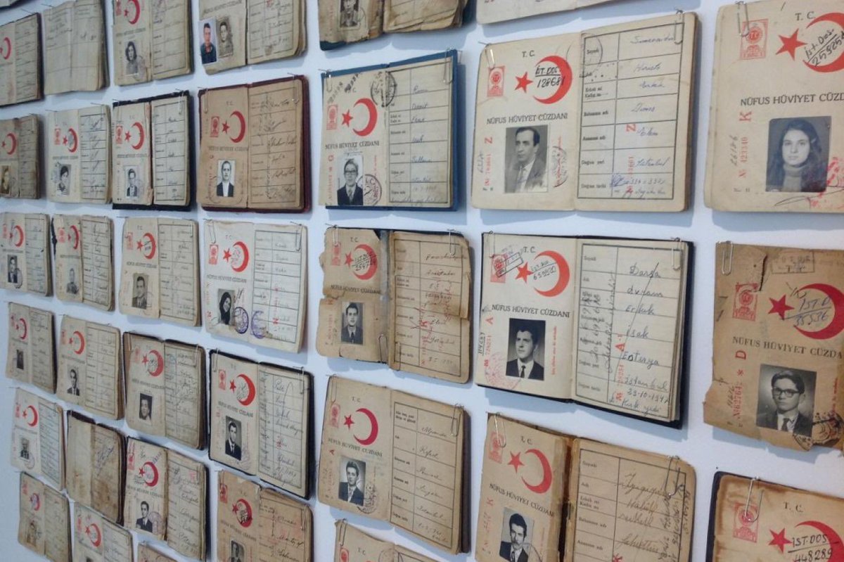 ATATÜRK’ÜN VERDİĞİ İSİMLER VE SOYADLARI

Soyadı kanunu çıktıktan sonra herkes soyadını Atatürk’ten almak havasında idi. O da karşısındakinin hal tercümesini ve başından geçen vakalara uygun bir soyadı takardı.
Atatürk’ün Verdiği İsimler ve Soyadlarının hikayelerini kayıt ediniz:+