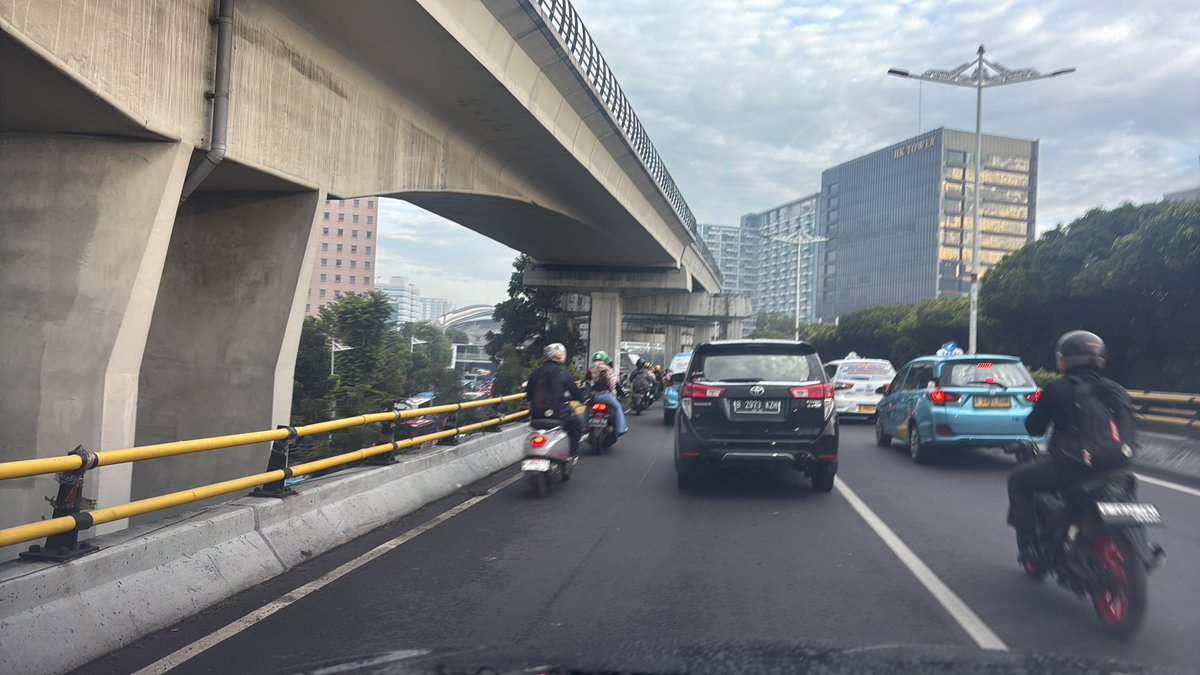 Halim menuju tebet padat terutama di depan halte BNN Cawang <a href="/TMCPoldaMetro/">TMC Polda Metro Jaya</a>