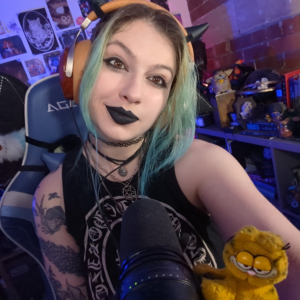 🦇 LIVE ON TWITCH NOW 🦇 
Team Edward or Team Jacob??
✨Thank u for 2.3k follows!!~The Quarry!!✨
twitch.tv/thatvintagepot…