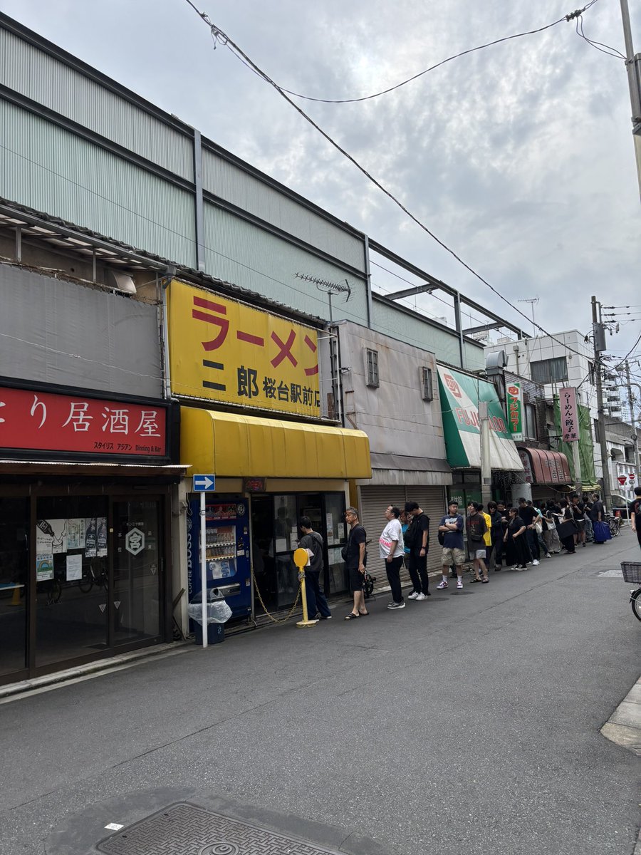 _kawakun's tweet photo. ラーメン二郎桜台店
小ラーメン汁なし変更
コールは「全部」
初回来店時はラーメンにするつもりがあまりの汁なしの人気に目移りし。
次来た時にデフォをいただくとしよう、と思っていたらまさかの閉店。
悔いが残る名店。
#ラーメン二郎 #ラーメン二郎桜台店 https://t.co/prHzBLUQqX
