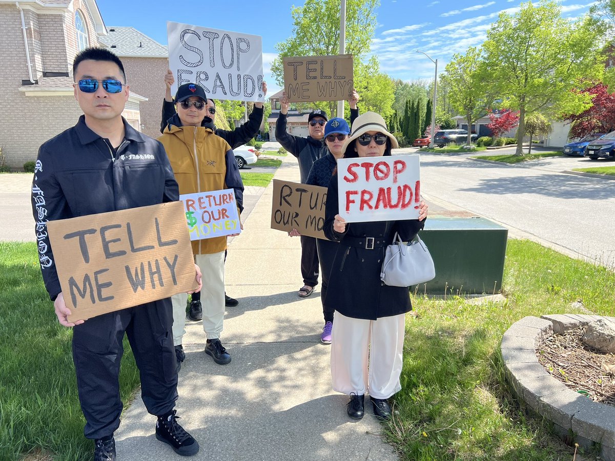 yalun369's tweet image. 5月18日25，战友们抗议第二天❗在歪嘴唐和鸡血王家门口，和平抗议是合法权益，如果你觉得你有理，请满足以下要求： 1. 交出你们作案团队的所有成员信息 2. 交出你们偷走的钱包资产 3. 交出你们作为开发管理核心人员所有的账目 今天鸡血看战友们又来到他们家门口，一起的还有三辆警车……
更多👇