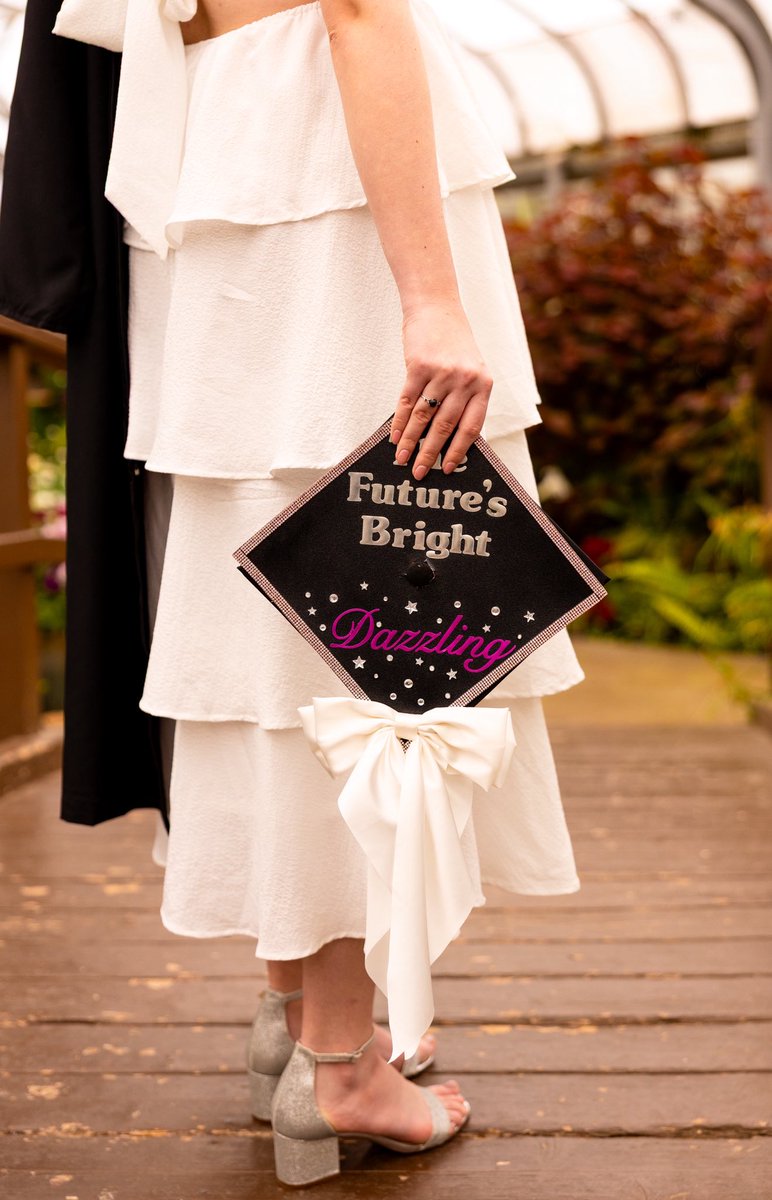 itsemilyana9's tweet photo. I graduated today and of course my cap had to be Taylor related!! @taylornation13 https://t.co/IzwT9ROe6i