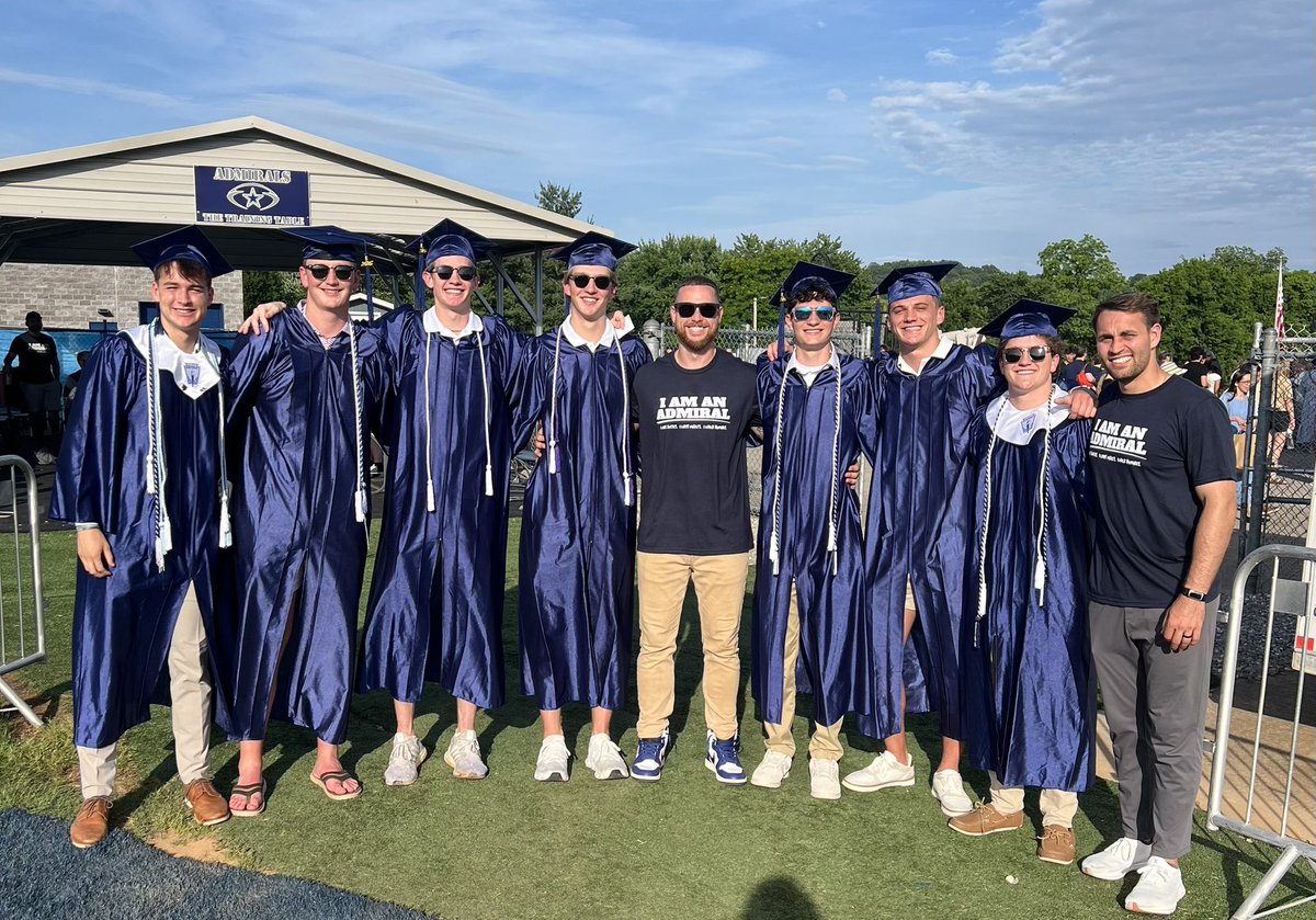 J_Burris_1's tweet photo. Congratulations to these Farragut graduates! I am truly gonna miss this group of young men & I’m proud of all they have accomplished during our 3 years together. #Classof2🏀25 https://t.co/aAsnKfF2PV
