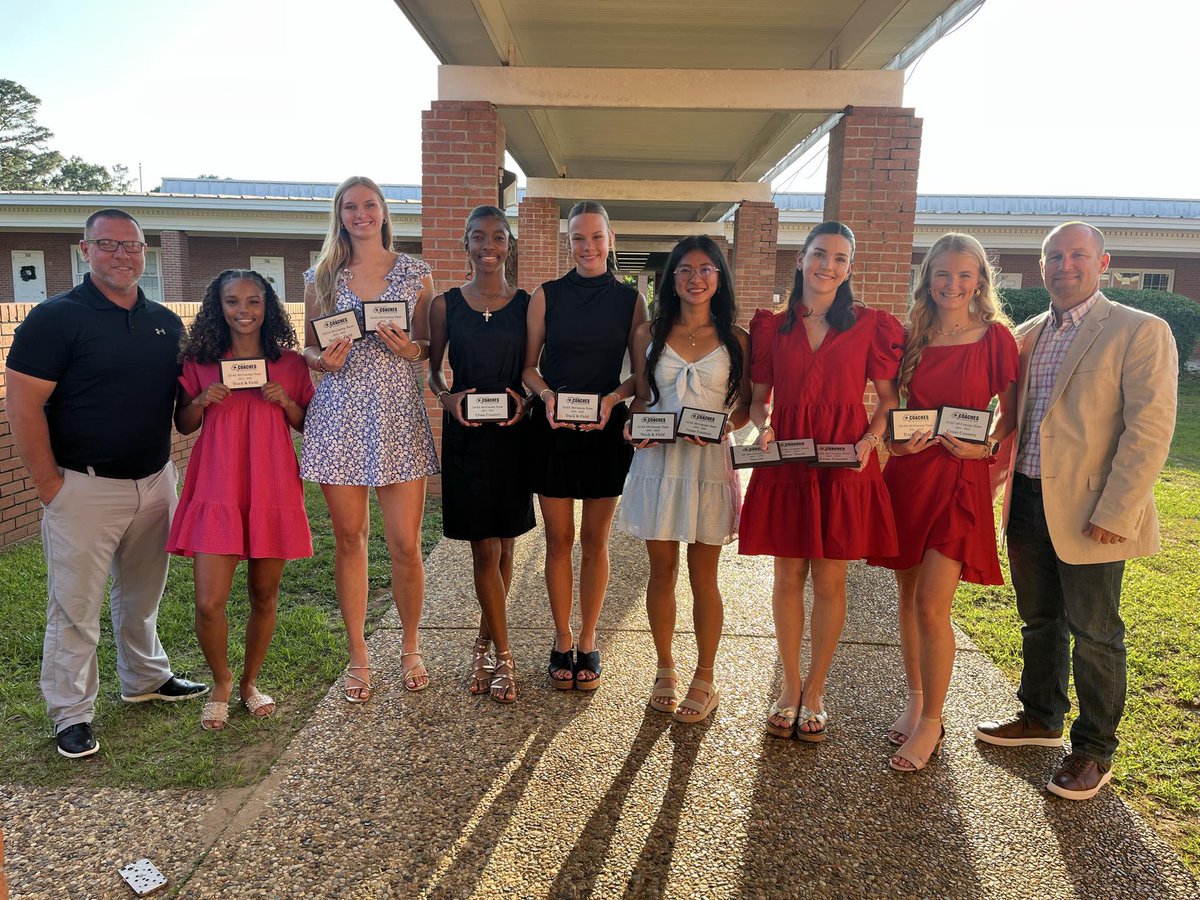 SaralandTrack's tweet photo. All county banquet celebrating these ladies today! https://t.co/GmTy4tfguI
