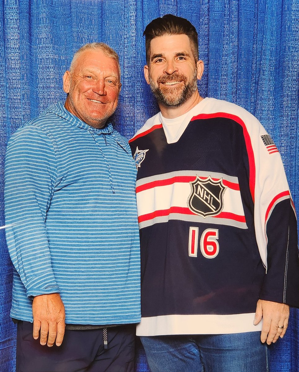 NooteCrew's tweet photo. I definitely love baseball, no doubt. But my favorite athlete of all time is Brett Hull, and it's not close. I'm so glad I finally got an opportunity to meet him. @StLouisBlues https://t.co/zMx5urq9Jd