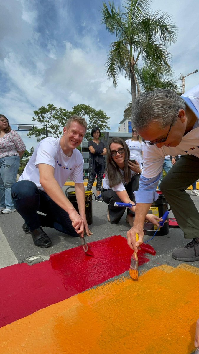 UK in Venezuela 🇬🇧🇻🇪 (@ukinvenezuela) on Twitter photo 🏳️🌈 🏳⚧ Nos unimos de nuevo a <a href="/NLinVenezuela/">Países Bajos en Venezuela</a> 🇳🇱 y a la <a href="/UEenVenezuela/">Unión Europea en Venezuela 🇪🇺🇻🇪</a> 🇪🇺 para celebrar #IDAHOBIT 2025 y pintar un paso peatonal en Las Mercedes, en Caracas, con los colores que representan a las comunidades #LGBT+ 🌈. Muchas gracias por la invitación 🙌.
#EqualSafeFree 🇬🇧🇻🇪 🏳️🌈 🏳⚧ Nos unimos de nuevo a <a href="/NLinVenezuela/">Países Bajos en Venezuela</a> 🇳🇱 y a la <a href="/UEenVenezuela/">Unión Europea en Venezuela 🇪🇺🇻🇪</a> 🇪🇺 para celebrar #IDAHOBIT 2025 y pintar un paso peatonal en Las Mercedes, en Caracas, con los colores que representan a las comunidades #LGBT+ 🌈. Muchas gracias por la invitación 🙌.
#EqualSafeFree 🇬🇧🇻🇪