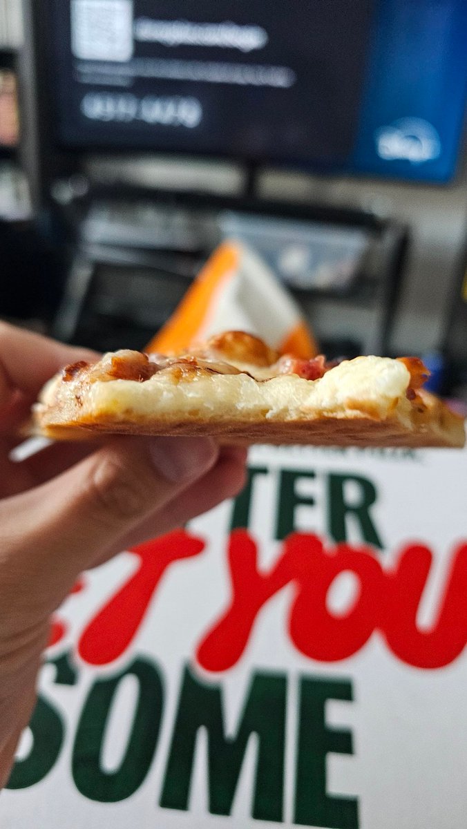 Fa70959's tweet photo. @PapaJohns no sauce wtf is this https://t.co/WybegNhOua