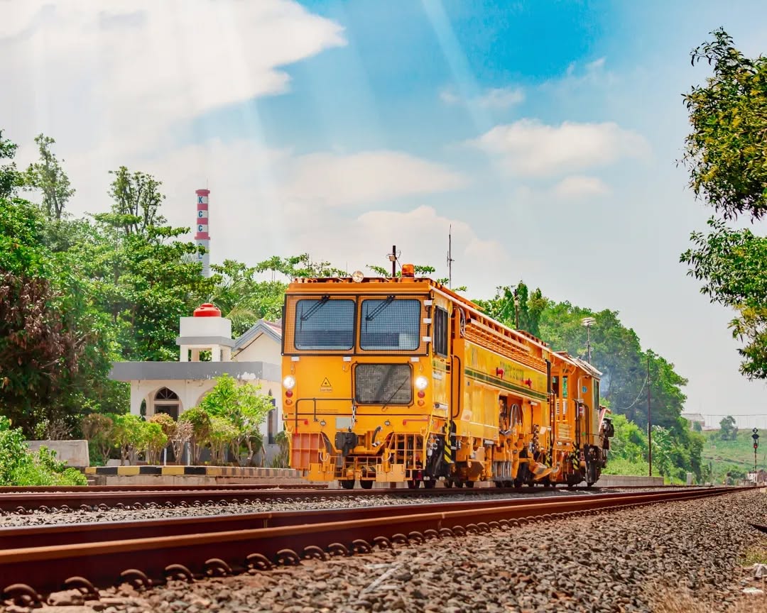 Cinta tak hanya hadir di saat manis, tapi juga menyertai dalam tangis.
Ia memang tak menjanjikan hidup tanpa badai, namun sanggup menjadi peluk paling damai.
Meskipun tak bersinar terang seperti mentari, hadirnya tetap menghangatkan hati. ❤️

Selamat pagi, #SahabatKAI!

#KAI121