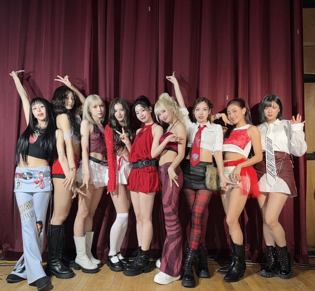 vopeology's tweet photo. @haewonized @scatorcciones they literally had different hair colors in strategy era, and they each did multiple different colors and styling. i’m just gonna assume y’all don’t tune into twice. this all black hair is the first time they’ve done it in their career. go watch their old mvs if you’re that upset https://t.co/Uxtssejbsn