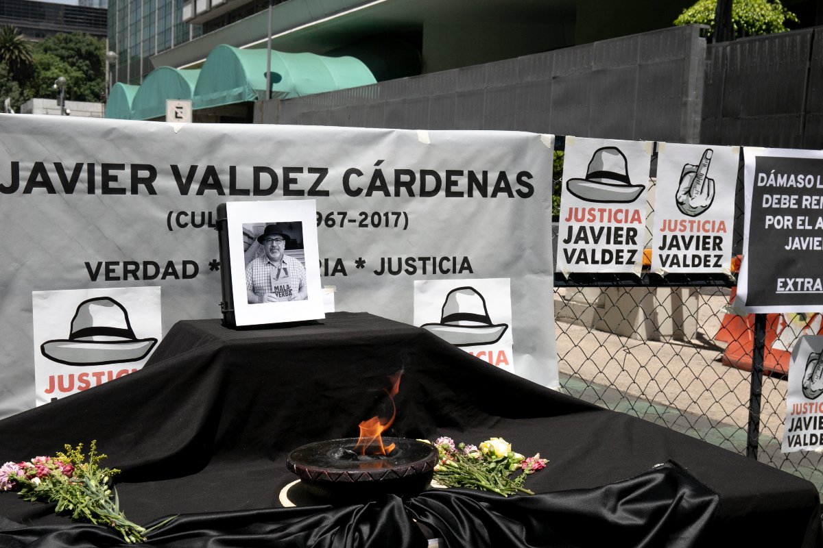 🔴 #JusticiaparaJavier| A ocho años de su asesinato, organizaciones y familiares de Javier Valdez exigen a EU que extradite al presunto autor intelectual para que sea juzgado en México.

"Mientras no sea juzgado acá, no habrá justicia": Griselda Triana, viuda de Javier.