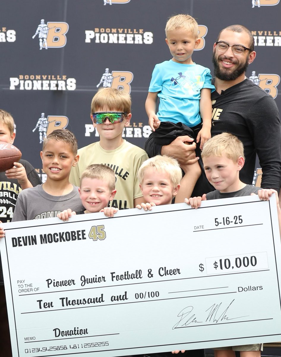 Purdue Football (@boilerfootball) on Twitter photo Another Boilermaker giving back!
<a href="/devin_mockobee/">Devin Mockobee</a> serving as an inspiration to the youth in his hometown of Boonville. Another Boilermaker giving back!
<a href="/devin_mockobee/">Devin Mockobee</a> serving as an inspiration to the youth in his hometown of Boonville.
