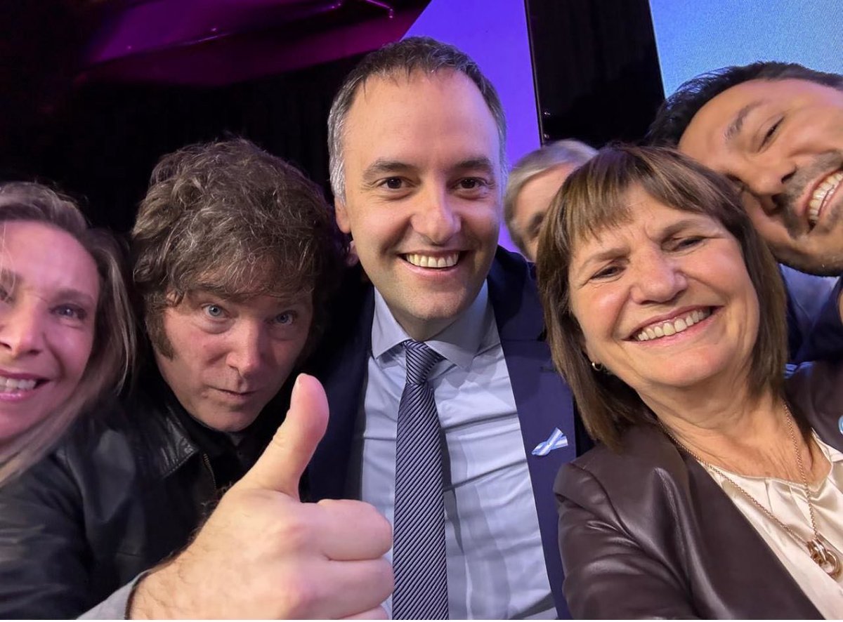 La Argentina avanza 🇦🇷
Felicitaciones <a href="/madorni/">Manuel Adorni</a> 
<a href="/JMilei/">Javier Milei</a> <a href="/PatoBullrich/">Patricia Bullrich</a> <a href="/KarinaMileiOk/">Karina Milei</a>