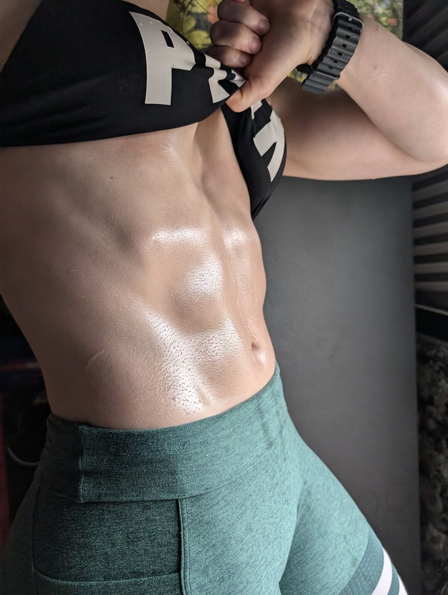 It's so entertaining to me that my mere existence can so thoroughly upset an entire subset of people soooo focused on masculinity..

And yet, I bet not a single one of them could come close to their own definition of what "Looks like a man".

Muscle is for everyone <3