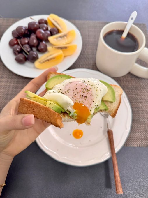 ふわふわのアボカドトーストに完璧な半熟卵🍳、さらに香り高いコーヒー☕️と甘いフルーツ🍒🥝を組み合わせて、幸せ感が爆上がり！🌞これこそ理想の朝！🥰