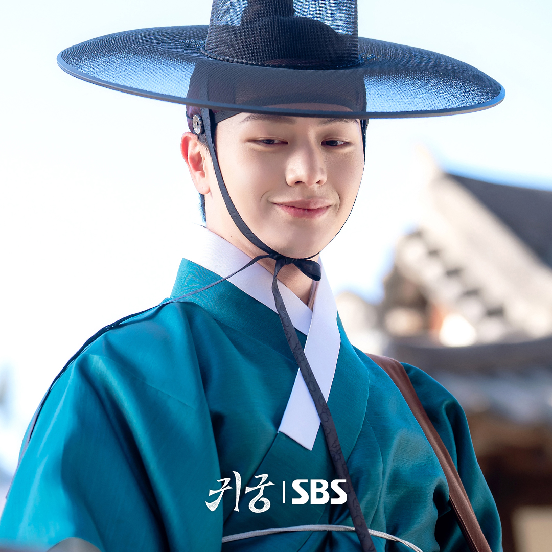 SBSNOW's tweet photo. 여리만을 위해 꽃을 피워준 강철이
오늘부터 1일 강열 커플 꽃길만 걷자🌼🩷

SBS 금토드라마 <귀궁>
☞ [금] 밤 10시 · [토] 밤 9시 50분

#SBS금토드라마 #귀궁
#TheHauntedPalace
#귀궁스틸 #스틸
#육성재 #김지연 #김지훈 https://t.co/QMny95f2nG