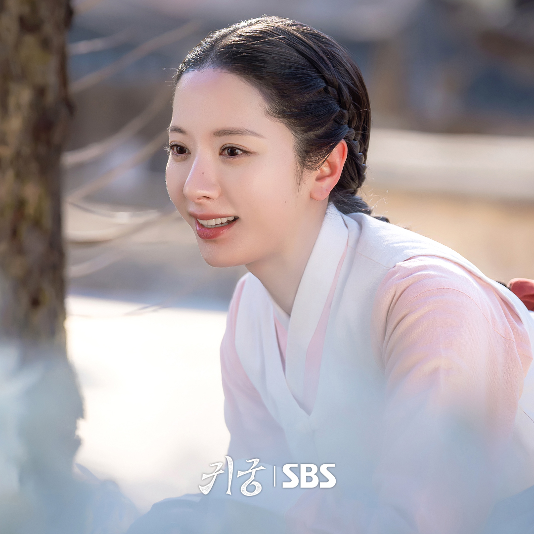 SBSNOW's tweet photo. 여리만을 위해 꽃을 피워준 강철이
오늘부터 1일 강열 커플 꽃길만 걷자🌼🩷

SBS 금토드라마 <귀궁>
☞ [금] 밤 10시 · [토] 밤 9시 50분

#SBS금토드라마 #귀궁
#TheHauntedPalace
#귀궁스틸 #스틸
#육성재 #김지연 #김지훈 https://t.co/QMny95f2nG