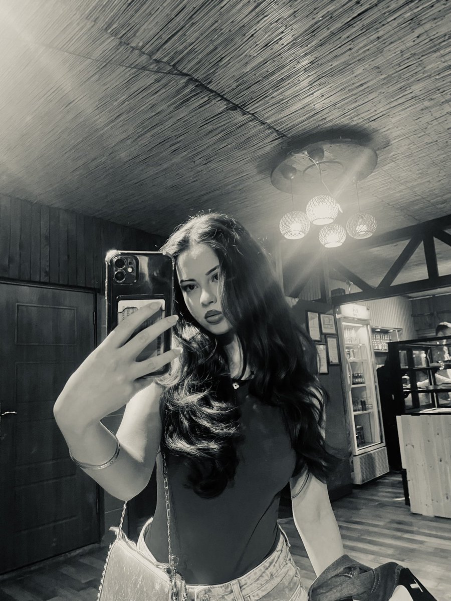 meyvess's tweet photo. basic giyiyorum cunku asil olay face card ve saclarim🧿🤍 https://t.co/GkL8L3iPB5