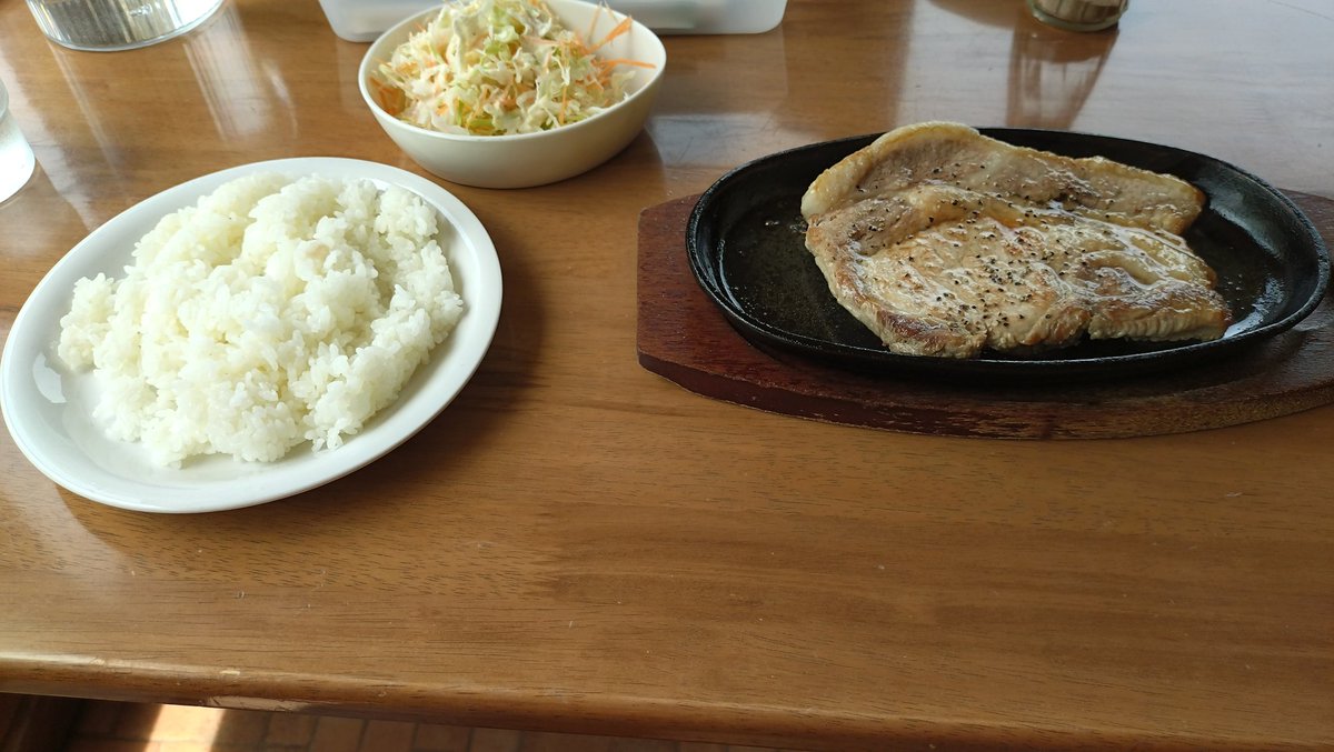 昨日はネットで見たTOKOMURO Labに行ったがオープン時間がなぜかかなり違っていて入れず諦め、大樹町の源ファームステーキセット。安くて柔らかい肉だった