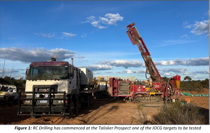 MarketOpenAUS's tweet photo. West Cobar has commenced copper-gold drilling at Fraser Range, with 8 RC holes testing IOCG & BHT targets.
Program fully funded by MinRex.
ASXπhttps://t.co/UkEF302ZzO
@West_Cobar_Met @Stew_Walters @LukeForro
#ASX #Copper #Gold #FraserRange #WestCobar #MinRex #WC1 https://t.co/VU3g6JTpMu