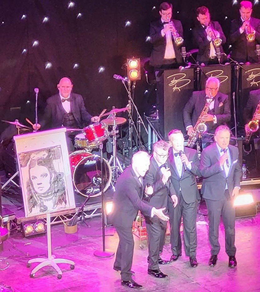 TeamShaneRichie's tweet image. Lovely words on @instagram 6/5/25 by #ThePratPack drummer @ElliottHenshaw and some shots showing their excellent big band. 🎤🥁🎺🎷🎸🎶
#ThePratPackTour2025 #prats #ThePratPackTour #livemusic #liveentertainment #bigband @BradleyWalsh @realshanerichie @RealBrianConley #JoePasquale