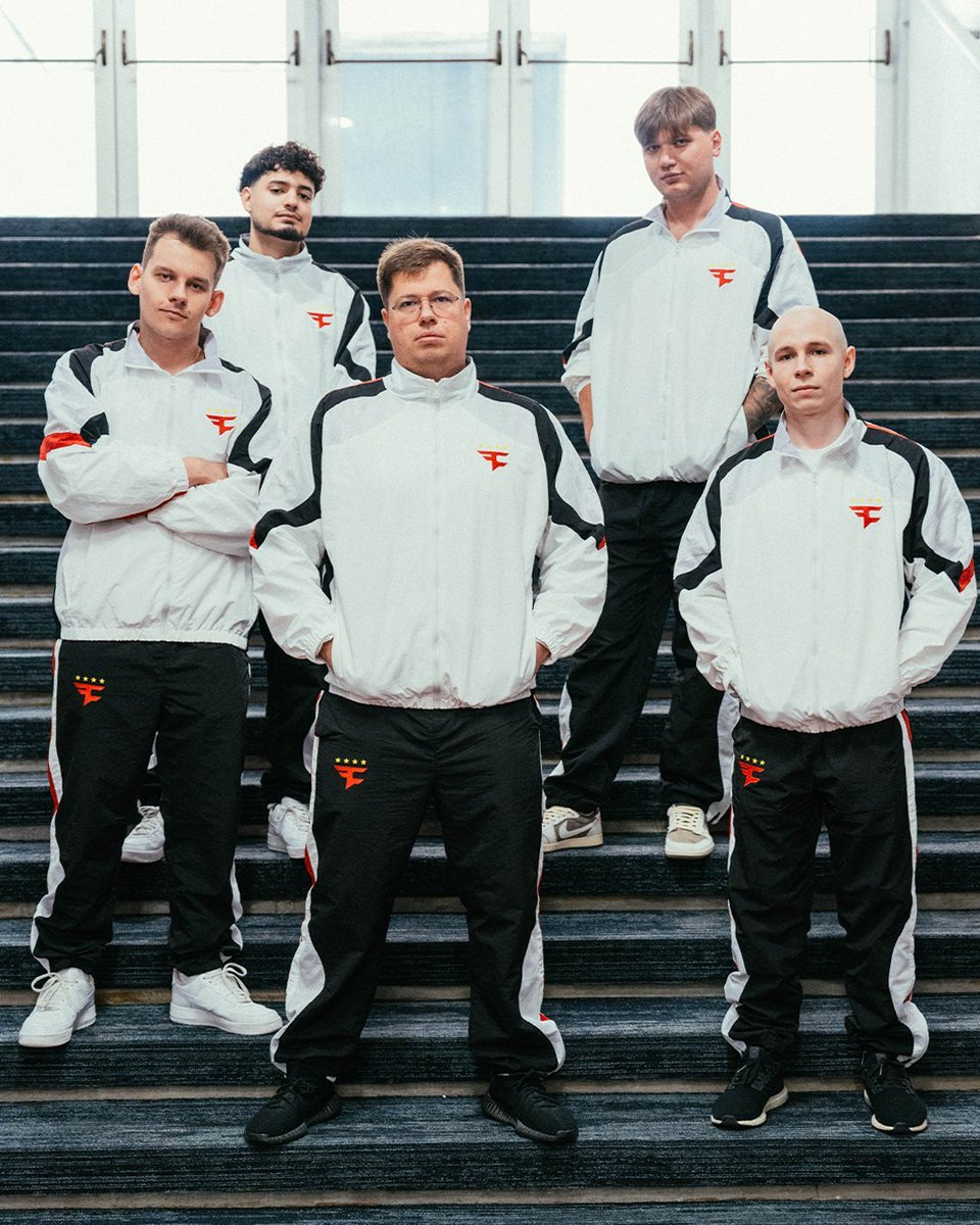 no esports org on the planet can recreate this photo with the same level of aura.