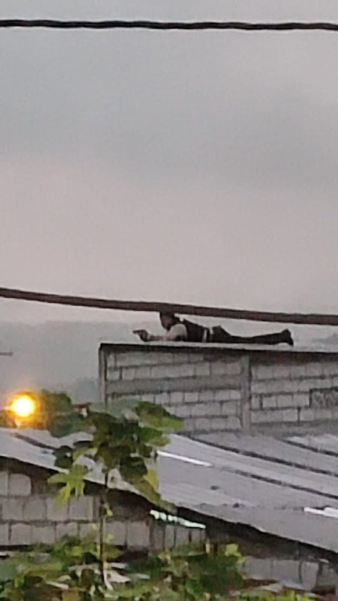 EmergenciasEc's tweet image. Sicariato en la 36 y Oriente!!
Un Delincuente llego a una cancha de voley y asesinó a uno de los que de encontraban jugando.
Al momento de escapar se metió a una peluquería y fue capturado por la Policía, no pudo ser linchando por el populacho.