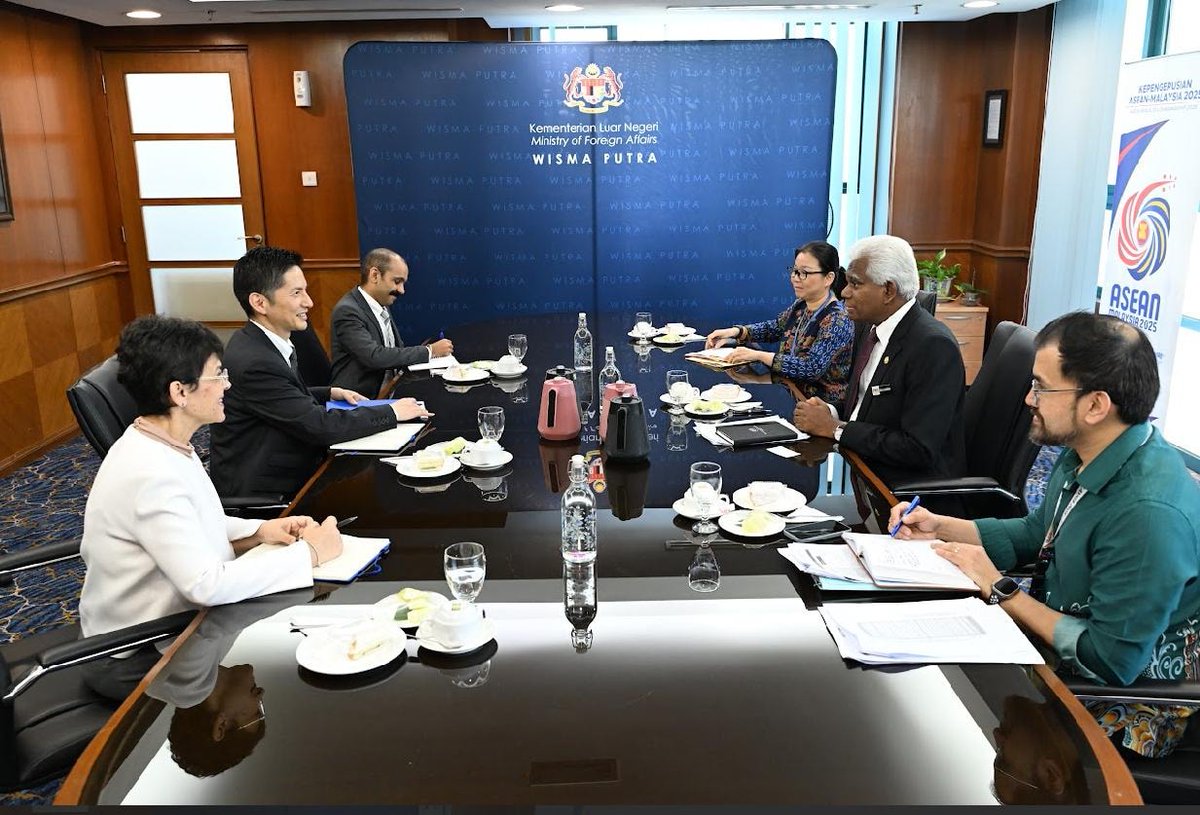Productive discussions between <a href="/IOMAsiaPacific/">IOM Asia-Pacific</a> Regional Director, <a href="/iori_IOM/">Iori Kato🇺🇳IOM</a> and Deputy Secretary General for Multilateral Affairs, Amb. Dato’ Bala Chandran Tharman <a href="/MalaysiaMFA/">Wisma Putra</a> on strengthening collaboration in regional migration governance.

📷 Photos by Wisma Putra