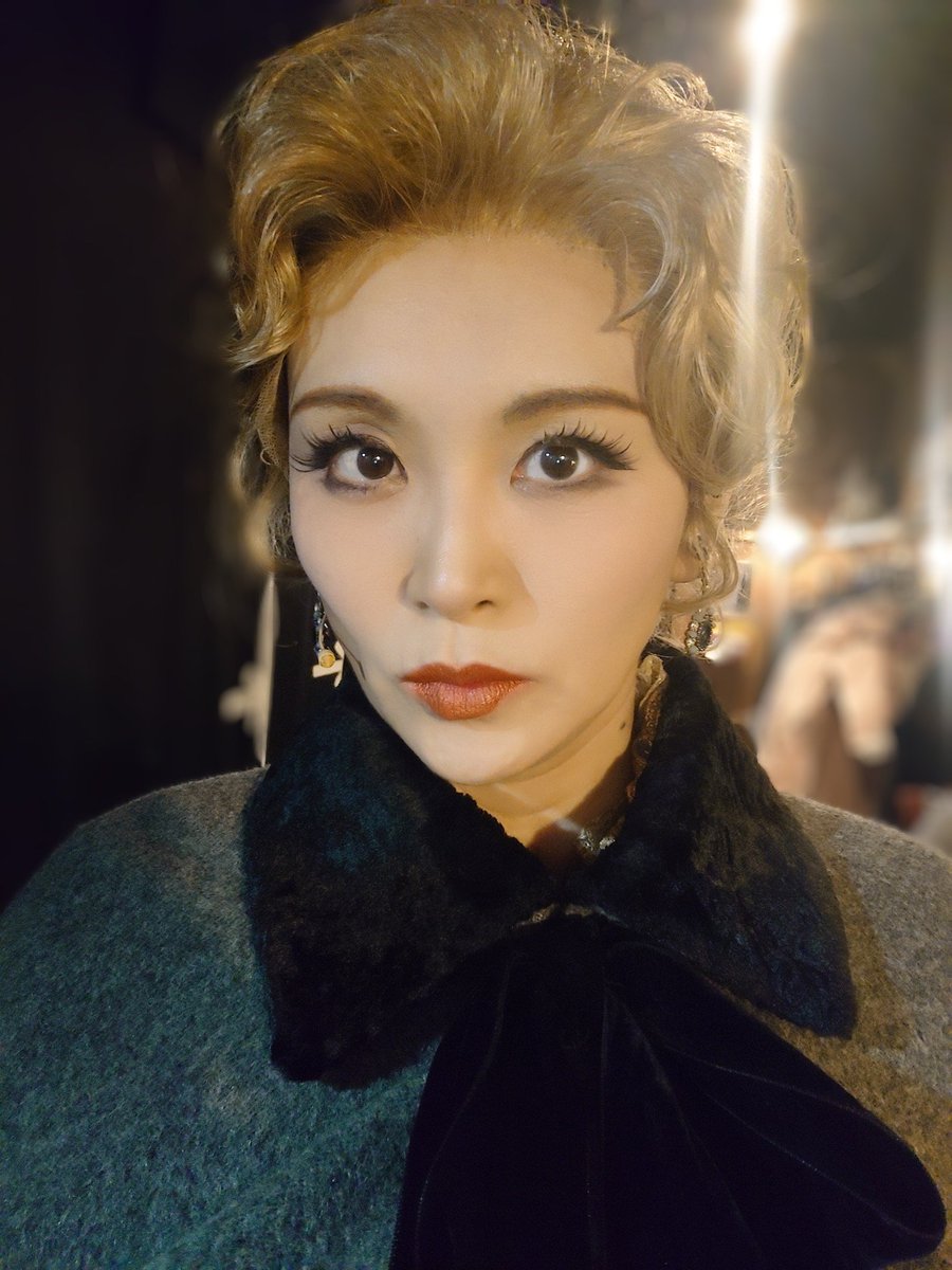 真顔で撮ってみたら、なんて怖い顔してるんだ、私。
このシーンは仕方ないか💦

本日は最後のシャッフル、
そして最後の２回公演
12時半＆17時半🐻
気合だーーーー❤️‍🔥

#この金髪鬘
#お気に入り
#知らない人だったら絶対目合わせたくない 
#自分でも思うよヘッセン夫人
#中の人はこんなに怖くないですよ