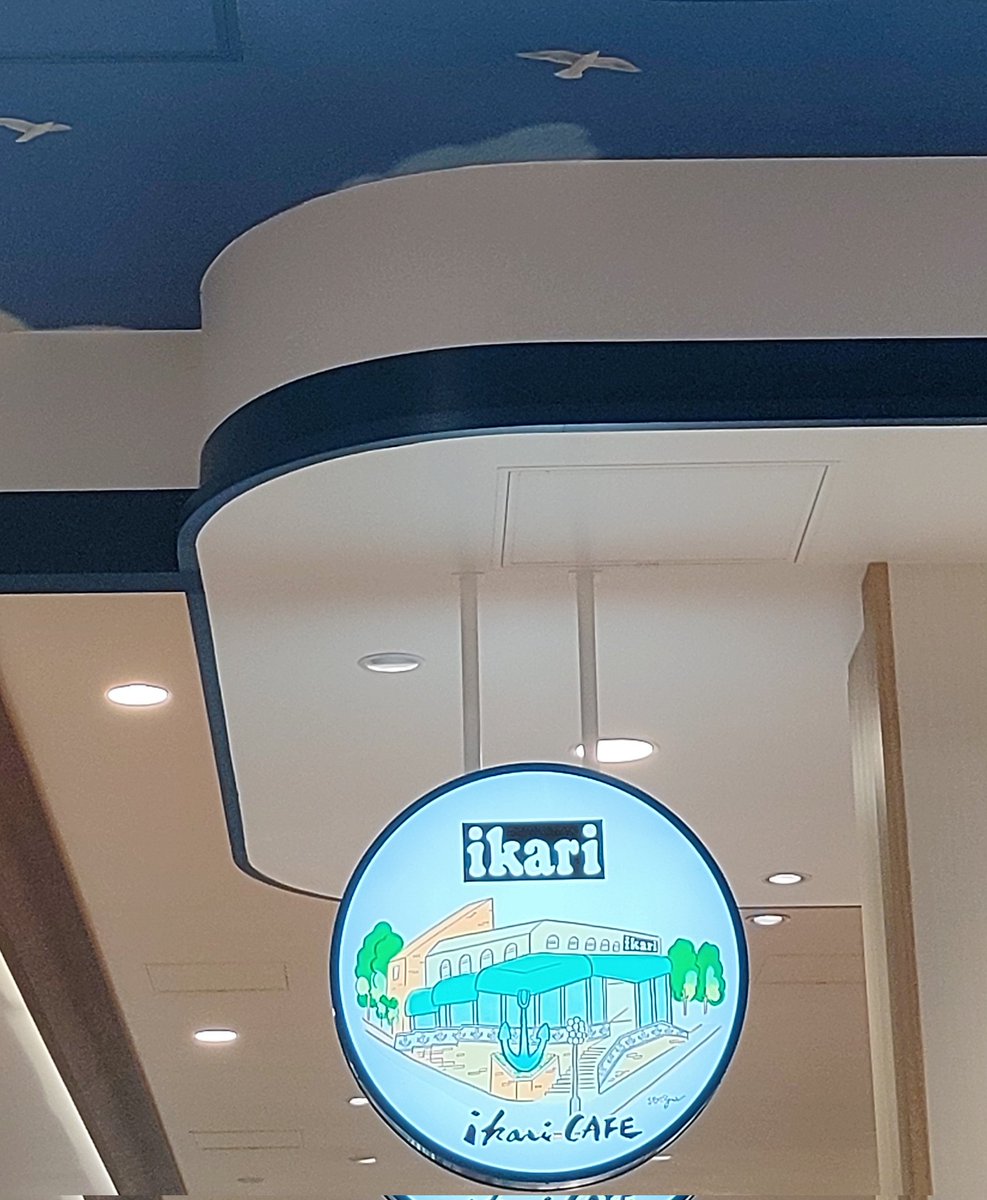 abumegu28's tweet photo. 先週末、地元にオープンしたイカリスーパー。姉も私もそれぞれ買物へ。「何買った？」と話が弾んだ。お互いに買ったもの、パンやお菓子などをシェア^⁠_⁠^。

日中はいっぱいだったカフェも夕方には空いていて家族と休息してから帰宅☕。
憩いの場がまた一つ増えて嬉しい💕⚓️。 https://t.co/DBRVPuLA4u