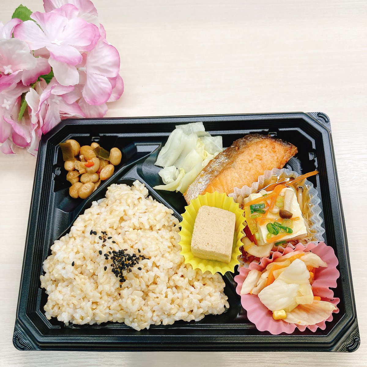 corchalotemachi's tweet photo. おはようございます☀
今週も宜しくお願い致します。
🍱鶏の竜田揚げ胡麻パンチソース
甘辛醤油に白胡麻お酢も加えた美味しいタレがかかっています💁‍♀️
🍱数量限定　鮭の塩焼きとお豆腐の京風あんかけ
🍱お結び弁当ゆかり(玄米)柚子胡椒マヨツナ(黒米) 
🍱腸レボリューション　腸活一択❗️ https://t.co/nefRWapNu1