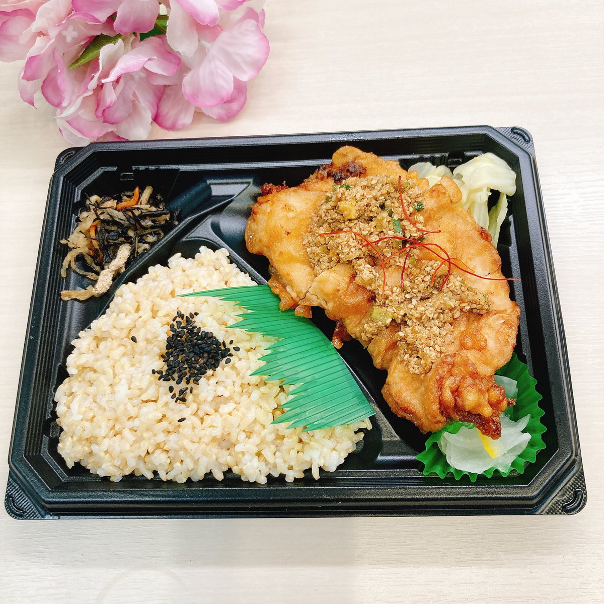 corchalotemachi's tweet photo. おはようございます☀
今週も宜しくお願い致します。
🍱鶏の竜田揚げ胡麻パンチソース
甘辛醤油に白胡麻お酢も加えた美味しいタレがかかっています💁‍♀️
🍱数量限定　鮭の塩焼きとお豆腐の京風あんかけ
🍱お結び弁当ゆかり(玄米)柚子胡椒マヨツナ(黒米) 
🍱腸レボリューション　腸活一択❗️ https://t.co/nefRWapNu1