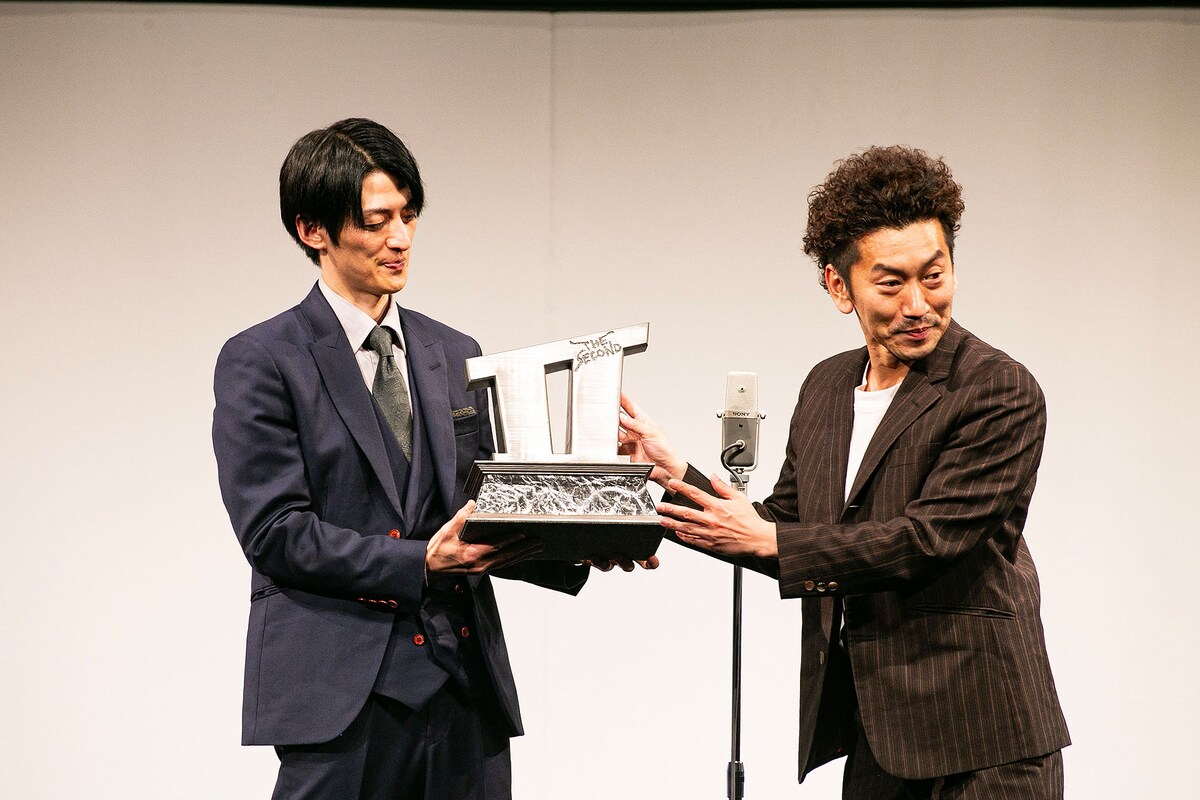 ツートライブが「THE SECOND」優勝トロフィー携え大阪凱旋、副賞22番組