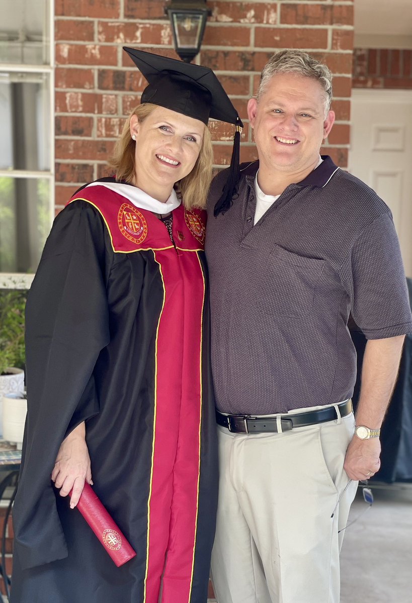 It's a beautiful day to earn a UST MFA! 🎉👩‍🎓🎓