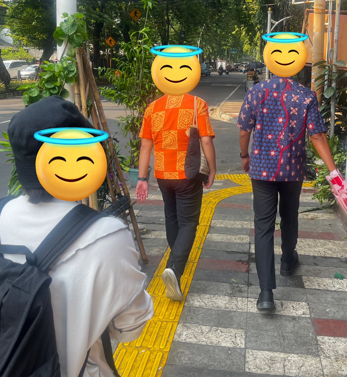 Mereka menyempatkan waktu di tengah kerja untuk menemani saya yang saat itu sedang kebingungan, tanpa diminta. I don’t deserve them, I owe them a lot, they inspire me so much. Bertemu mereka secara terpisah, akhirnya saling kenal lewat situasi saya, dan jadi support system.