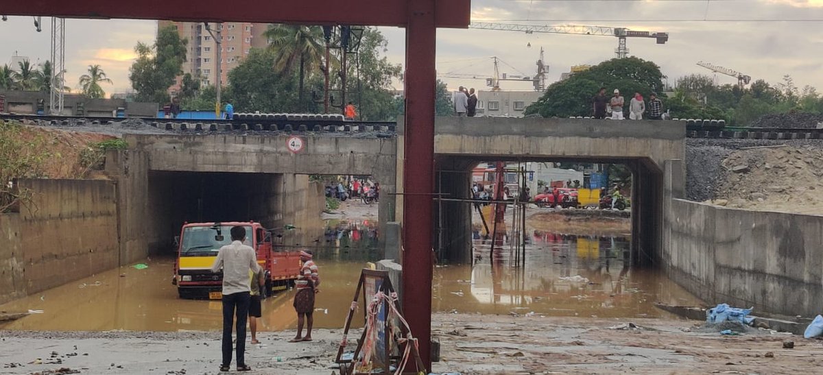 vinuthpatel's tweet photo. Car tyre and under body wash service at Panathur - Balagere Road. There is Also an option of full car body wash at Railway under Bridge at Panathur . All #Bengaluru citizens may avail this Bhagya ... @BalagereConnect @DKShivakumar @osd_cmkarnataka @MALimbavali @TVMohandasPai https://t.co/6gA7DXDeOe